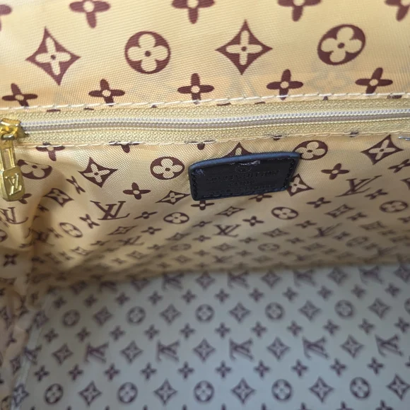 Elegant Brown Checkered Handbag - Picture 5 of 9